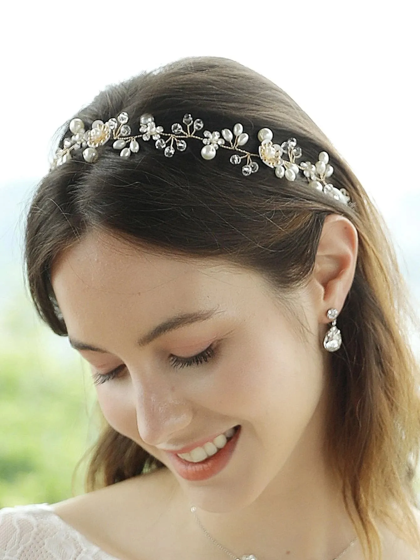 Gyldent Hårsmykke - Krystal-Hårbånd (Diadem) med Blomster & Hvide Perler