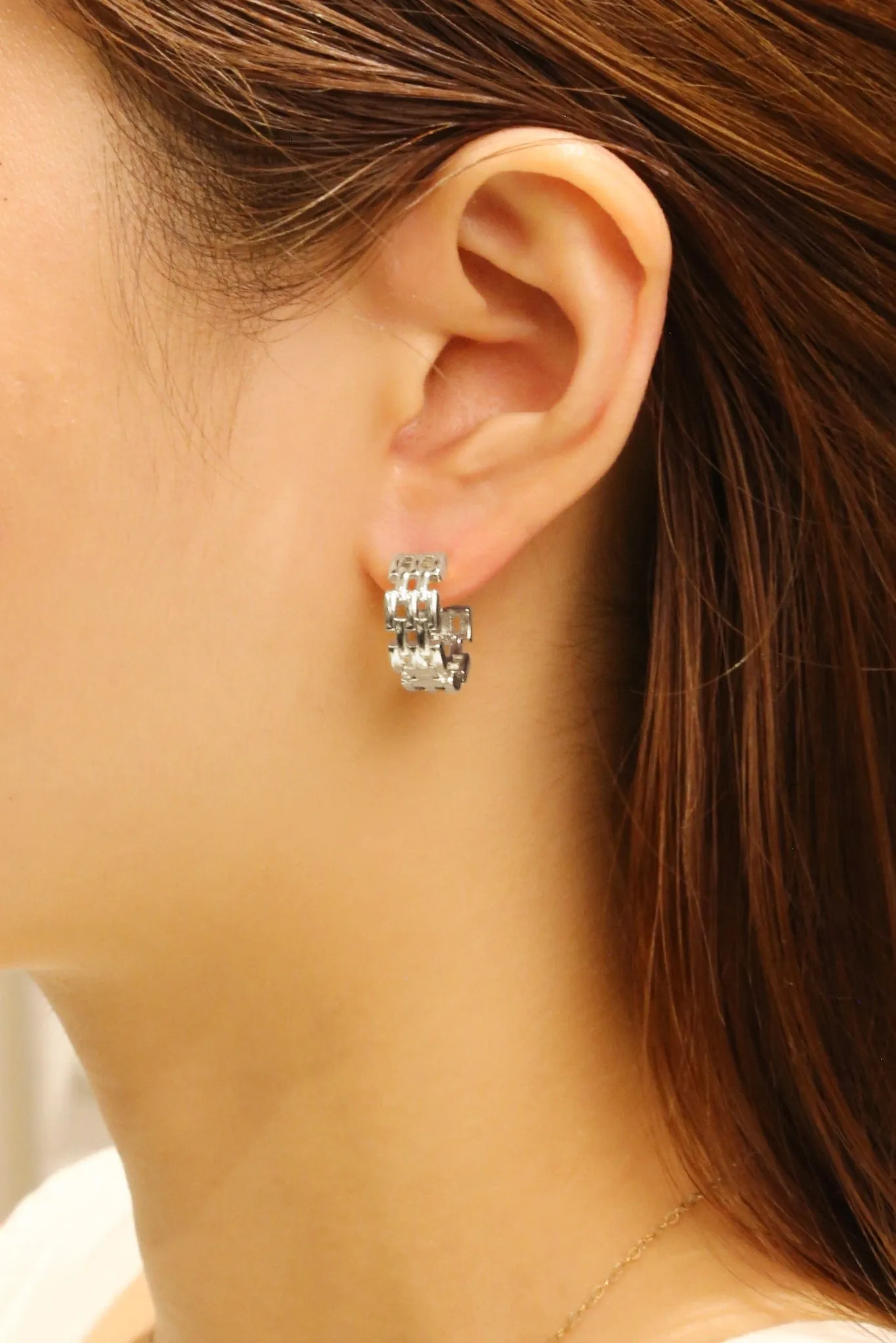 SJE310741 14K Maillon Huggie Hoop Earrings