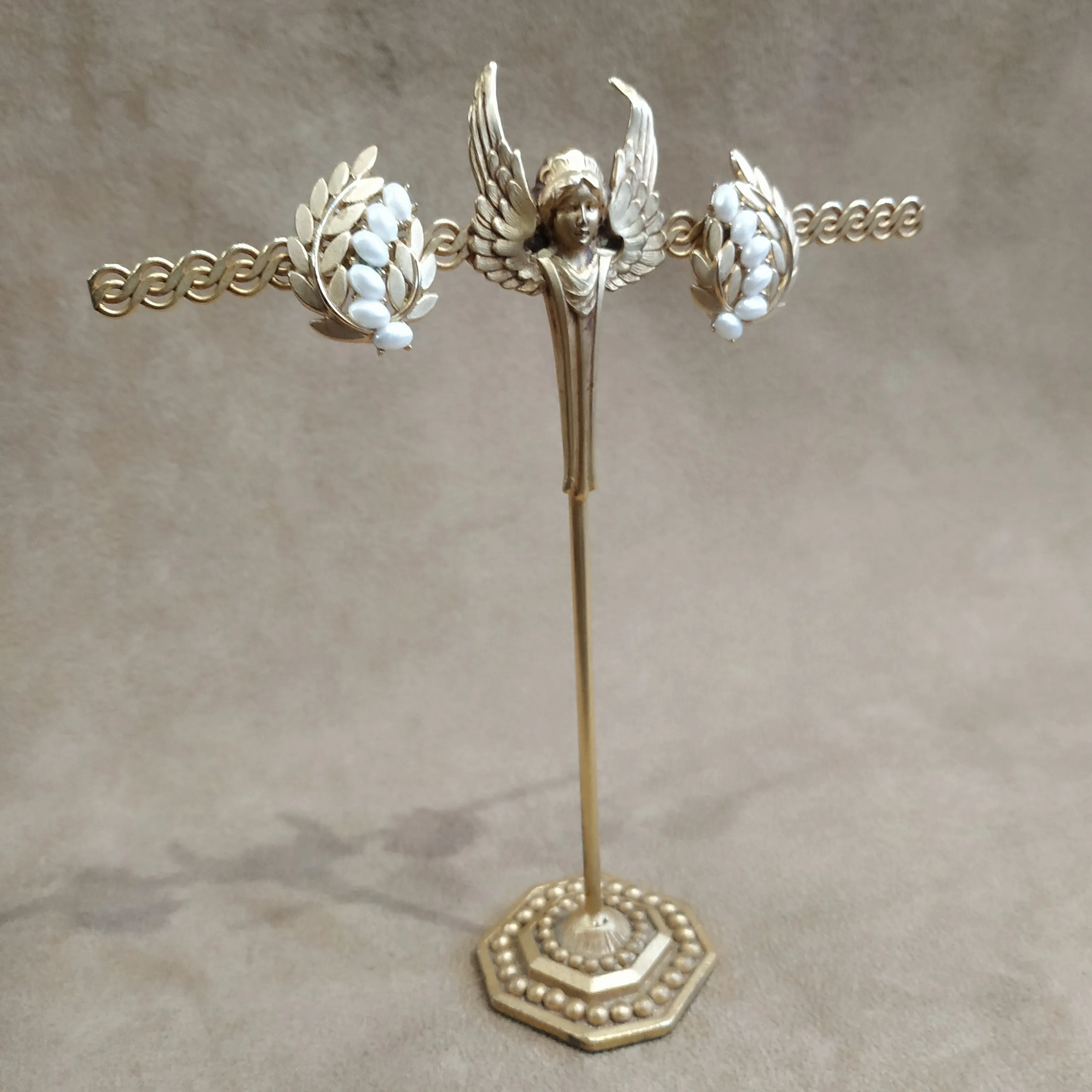 Trifari Pearl Leafy Flower Pearl And Gold Vintage Clip On Earrings