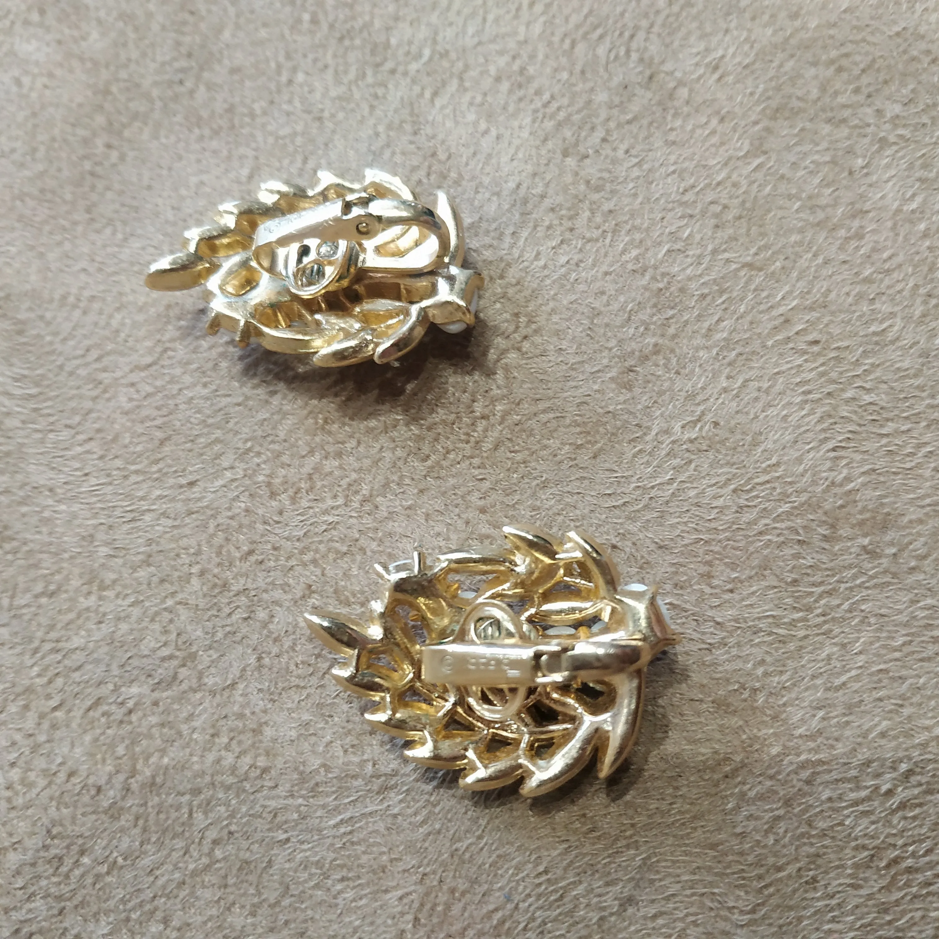 Trifari Pearl Leafy Flower Pearl And Gold Vintage Clip On Earrings