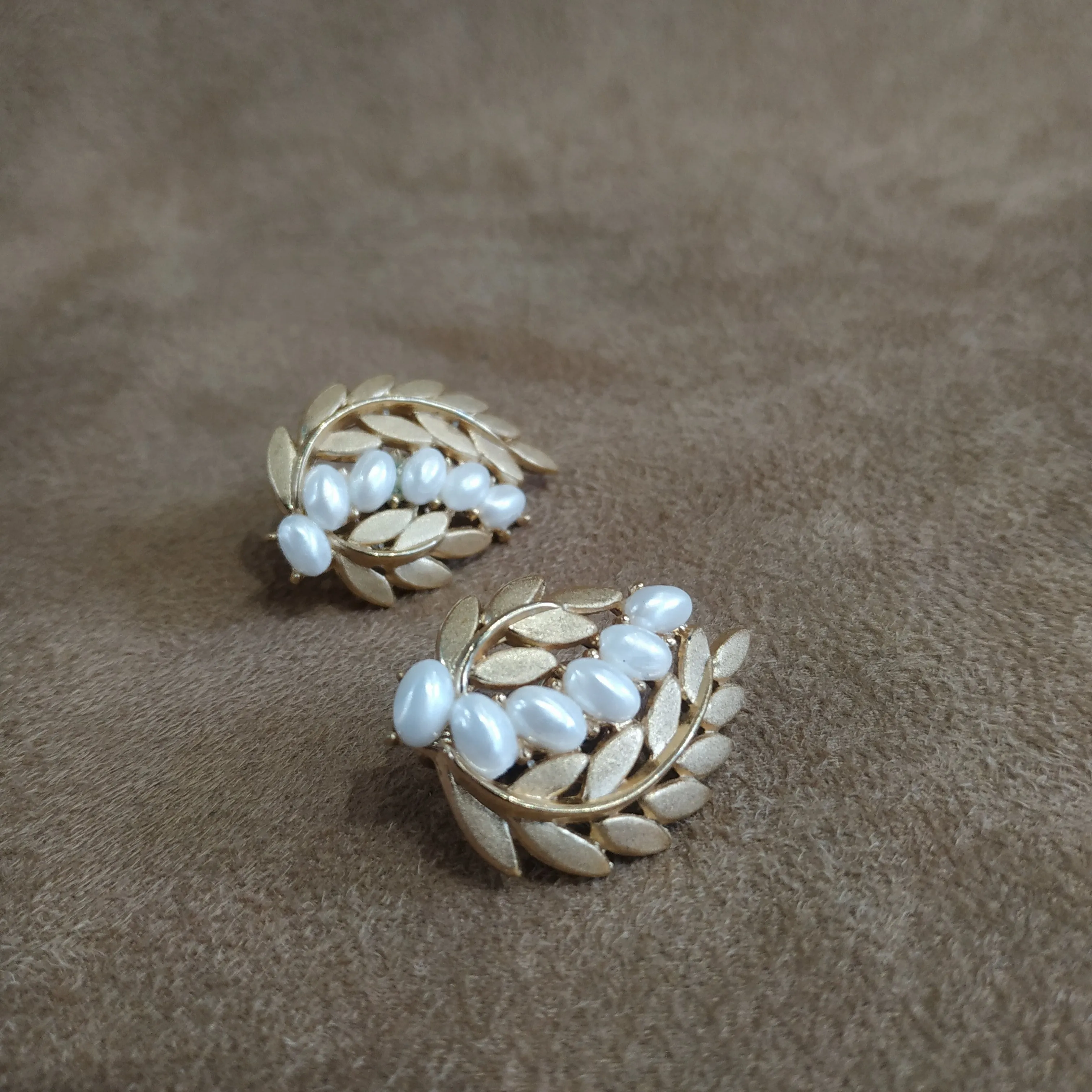 Trifari Pearl Leafy Flower Pearl And Gold Vintage Clip On Earrings