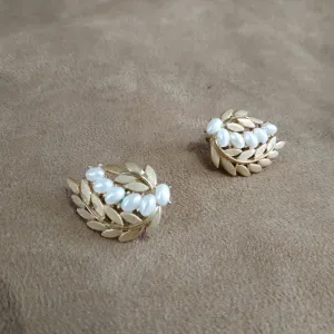 Trifari Pearl Leafy Flower Pearl And Gold Vintage Clip On Earrings