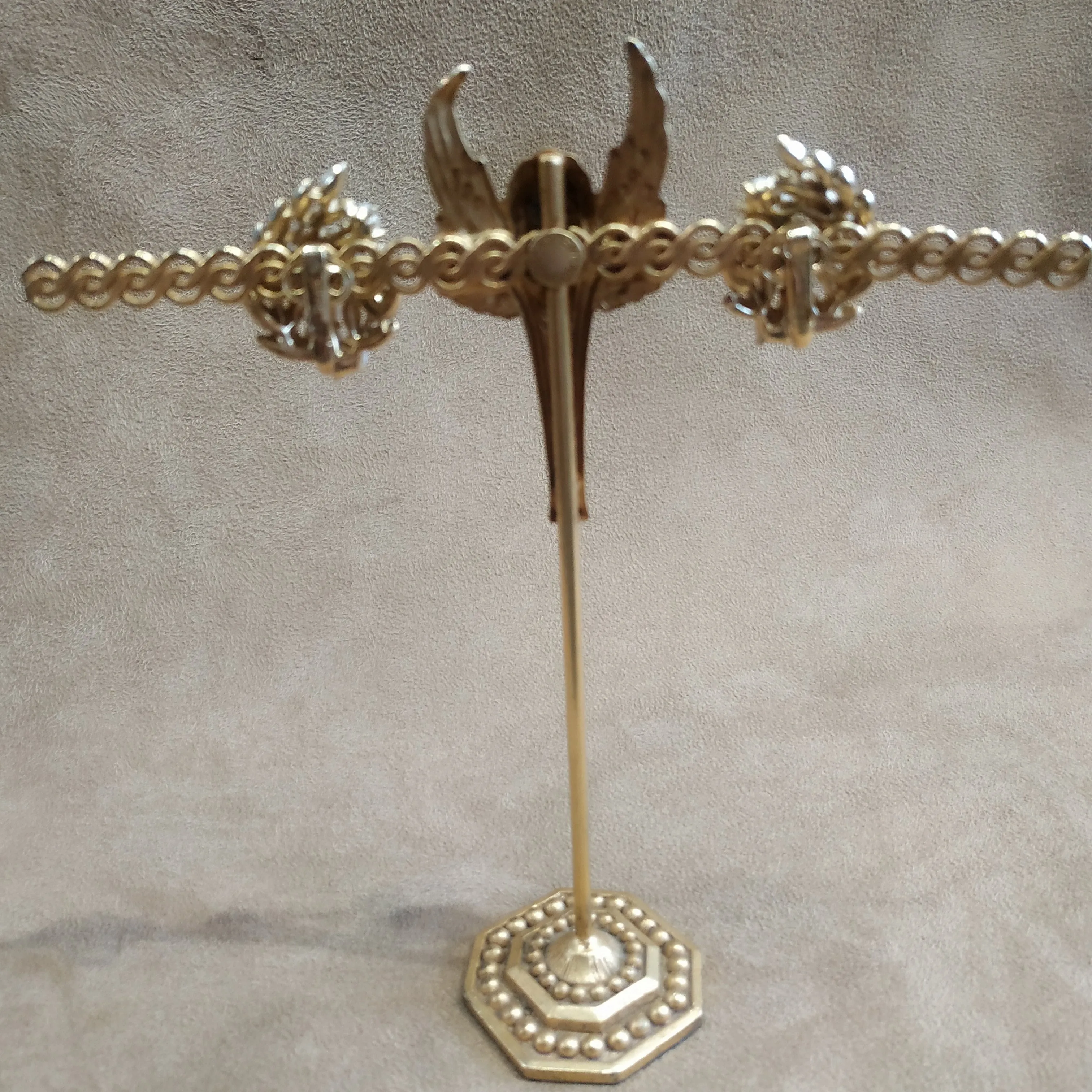 Trifari Pearl Leafy Flower Pearl And Gold Vintage Clip On Earrings